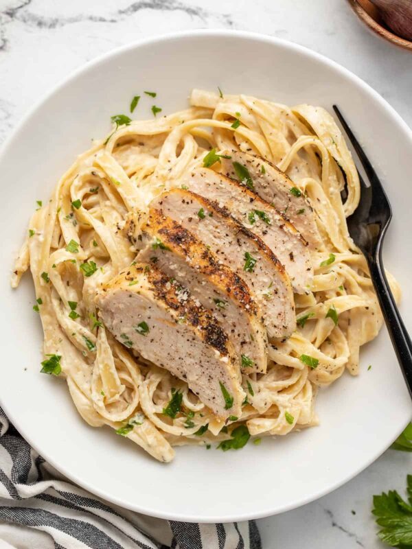 Fettucctne Alfredo chicken pasta